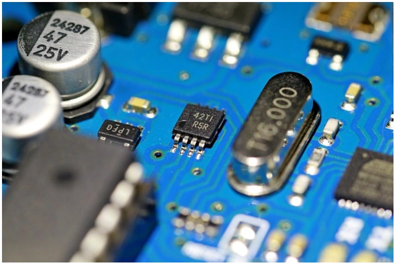 How is a Microprocessor Different from an Integrated Circuit